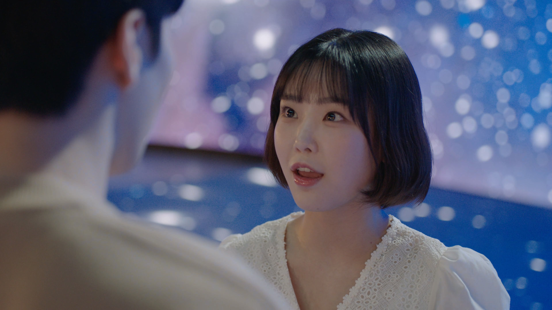 보랏빛 조명 속 아꼬운 그녀 주인공의 클로즈업